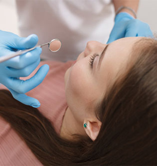 A good dentist examines patients teeth and explains the findings afterwards